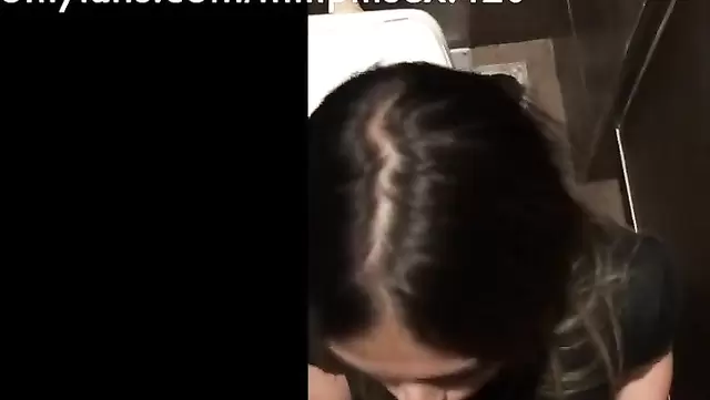 Трахает в туалете аргентинскую девушку после встречи